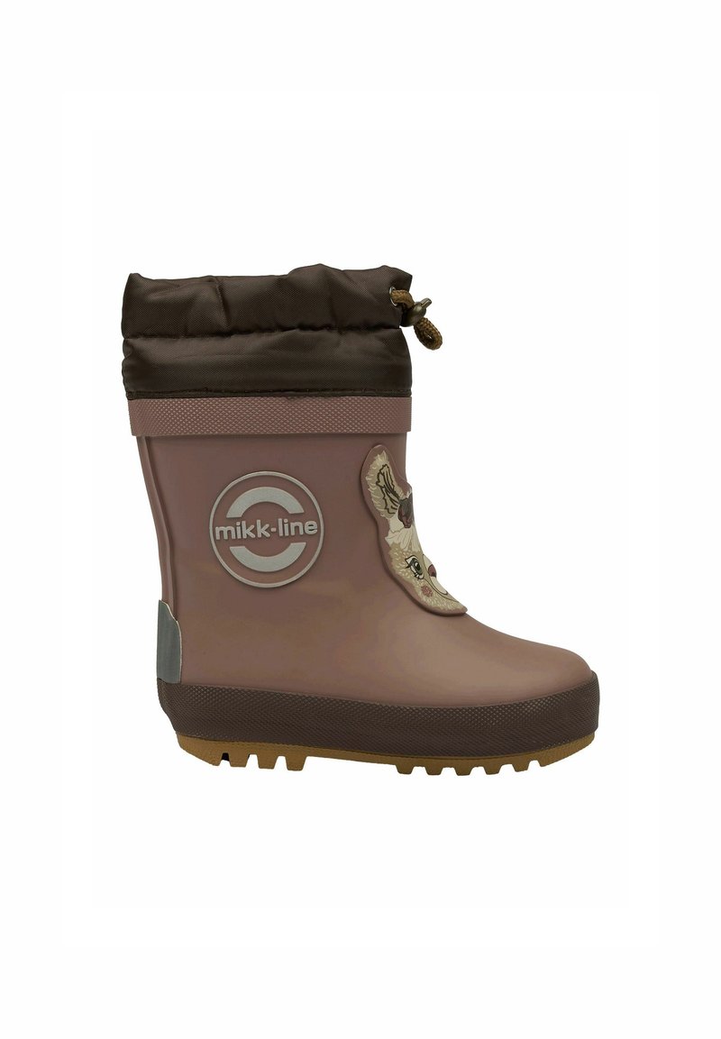 Bota de goma marrón impermeable con parte superior acolchada, cordón de tiro, logotipo en relieve y detalle gráfico de animal; suela texturizada para un mejor agarre.