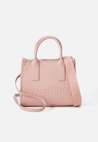 Mala de mão em pele cor-de-rosa com duas pegas e alça de ombro ajustável. Apresenta o logótipo "VALENTINO" em relevo na frente e um design estruturado.