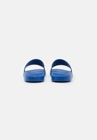 Calvin Klein POOL SLIDE  - Strandpapucsok és -szandálok - delta blue