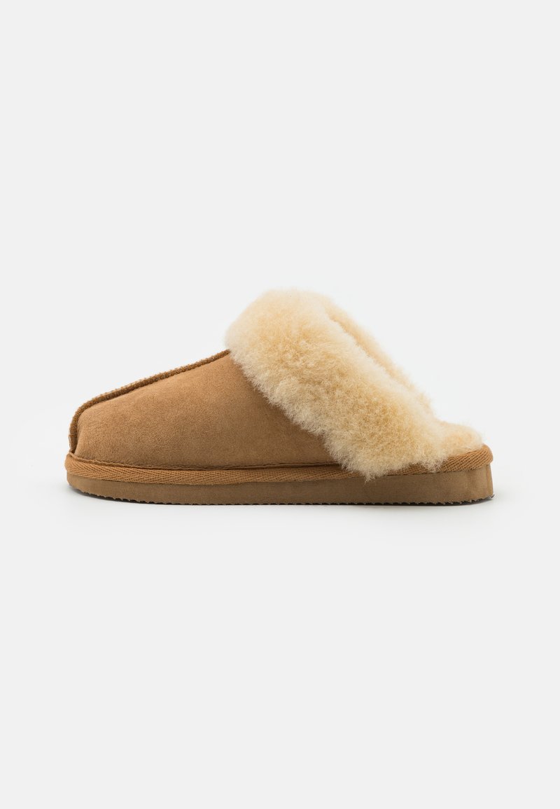 Shepherd ARE UNISEX - Παντόφλες - chestnut