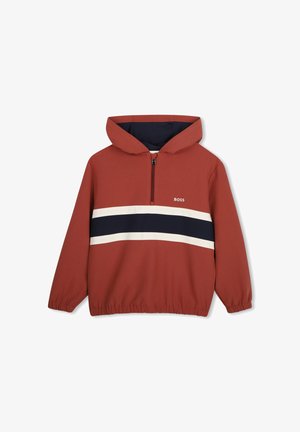 Pull à capuche rouille avec fermeture éclair à l'avant, poignets et ourlet élastiques, et rayures horizontales blanches et bleu marine sur la poitrine avec le texte "BOSS".