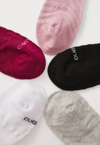 Cinque paia di calzini alla caviglia in bordeaux, rosa, nero, bianco e grigio. Realizzati in un tessuto liscio e elasticizzato con accenti del logo vicino alle dita dei piedi.