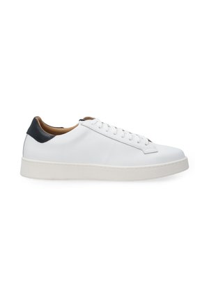 Hvide lædersneakers med en glat tekstur, featuring en sort læderhælkappe, hvide snørebånd og en gummisål. Minimalistisk design.