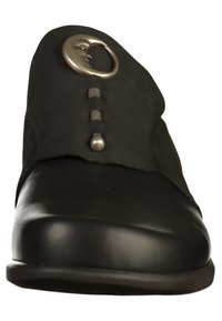 Zwarte leren schoen met een ronde neus, decoratieve metalen halve maanaccent en een knoopsluiting op het bovenpaneel. Gladde textuur.