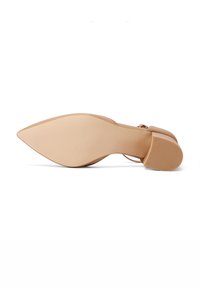 Chaussure beige à bout pointu avec un talon élancé et une semelle en caoutchouc texturée. Présente un design minimaliste et un dessus en cuir lisse.
