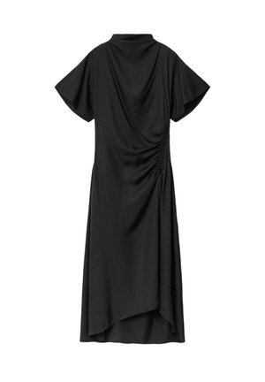 Czarna sukienka midi z krótkimi rękawami, wysokim dekoltem, marszczeniem z jednej strony oraz asymetrycznym dołem.
