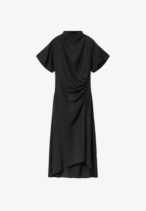 Zwarte midi-jurk met korte mouwen, hoge halslijn, gerimpeld detail aan één zijde en asymmetrische zoom.