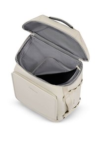 Borsa rettangolare bianca con superficie texturizzata, apertura superiore che rivela un ampio interno grigio e una tasca frontale con chiusura piatta.