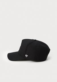 Schwarze Kappe mit gebogenem Schild, aus Stoff gefertigt. Verfügt über ein weißes, gesticktes Logo auf der Seite. Strukturierte Form mit sechs Paneelen.