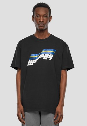 T-shirt en coton noir avec un design graphique blanc et bleu comportant des lignes ondulées et le texte "UP 24" sur la poitrine. Manches courtes, col rond.