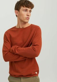 Jack & Jones JJEHILL CREW NECK  - Strickpullover - cinnabar