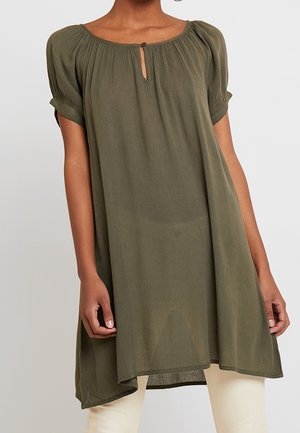 Oliwkowa tunika z krótkimi bufkami, marszczonym dekoltem i detalem w kształcie łezki, wykonana z lekkiego materiału, o luźnym kroju.