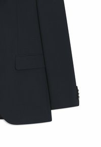 Giacca da abito blu navy con una texture liscia, vestibilità slim, taschino sul petto, e tre bottoni sui polsini.