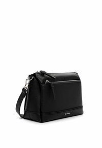Czarna skórzana torebka o fakturowanej powierzchni, wyposażona w zamek błyskawiczny i odłączany pasek. Kompaktowy, prostokątny kształt z przednią kieszenią.