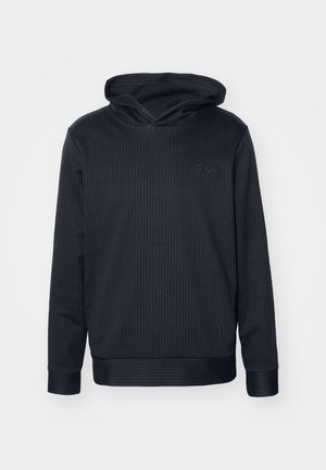 Sweat-shirt à capuche noir avec des rayures verticales, manches longues et poignets côtelés. Présente un logo dans une teinte subtile sur le devant. Texture douce.