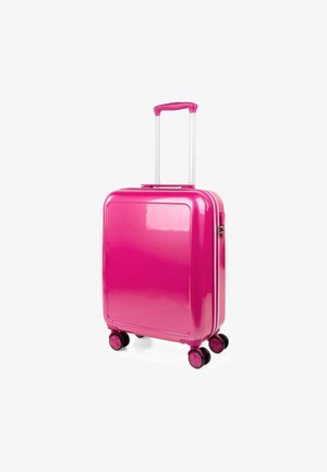 Maleta de carcasa dura en color rosa brillante, diseño rectangular, acabado brillante, asa retráctil y cuatro ruedas negras para facilitar la movilidad.