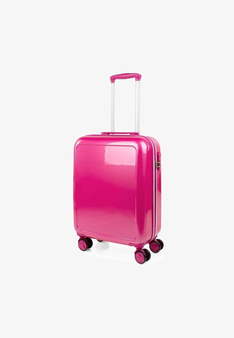 Maleta de carcasa dura en color rosa brillante, diseño rectangular, acabado brillante, asa retráctil y cuatro ruedas negras para facilitar la movilidad.