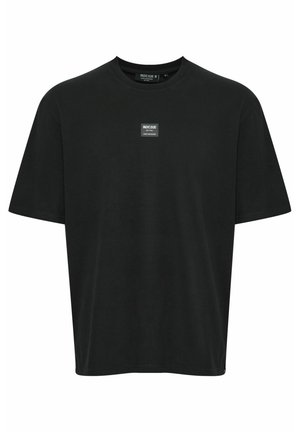 Μαύρο βαμβακερό μπλουζάκι με κοντά μανίκια, στρογγυλή λαιμόκοψη και μια μικρή ετικέτα λογότυπου μπροστά. Απλός, χαλαρός σχεδιασμός.