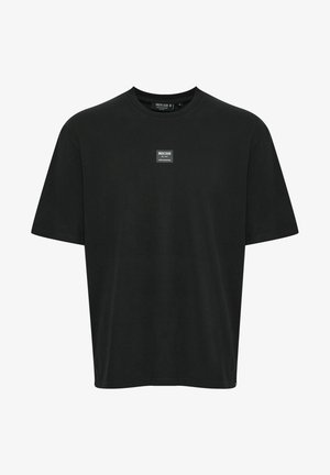 Μαύρο βαμβακερό μπλουζάκι με κοντά μανίκια, στρογγυλή λαιμόκοψη και μια μικρή ετικέτα λογότυπου μπροστά. Απλός, χαλαρός σχεδιασμός.