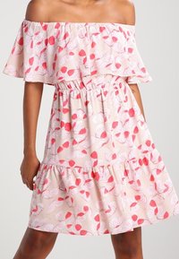 Vestido off-shoulder de tejido ligero, con fondo rosa y patrones de hojas rojas, cintura elástica y dobladillo con volantes en capas.