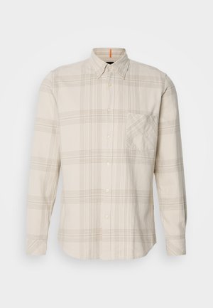 Camicia a maniche lunghe con bottoni di un beige chiaro con motivo a scacchi. Presenta una tasca sul petto a sinistra e un colletto classico.