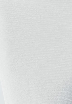 Bílý textil s texturovaným povrchem, vykazující jemný, vlnitý vzor. Materiál se zdá být lehký a měkký, s hladkým povrchem.