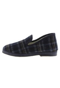 Zapatilla de lana de tipo slip-on en color marino con un patrón de cuadros en azul, marrón y beige. Punta redondeada y suela de goma oscura. Interior suave.