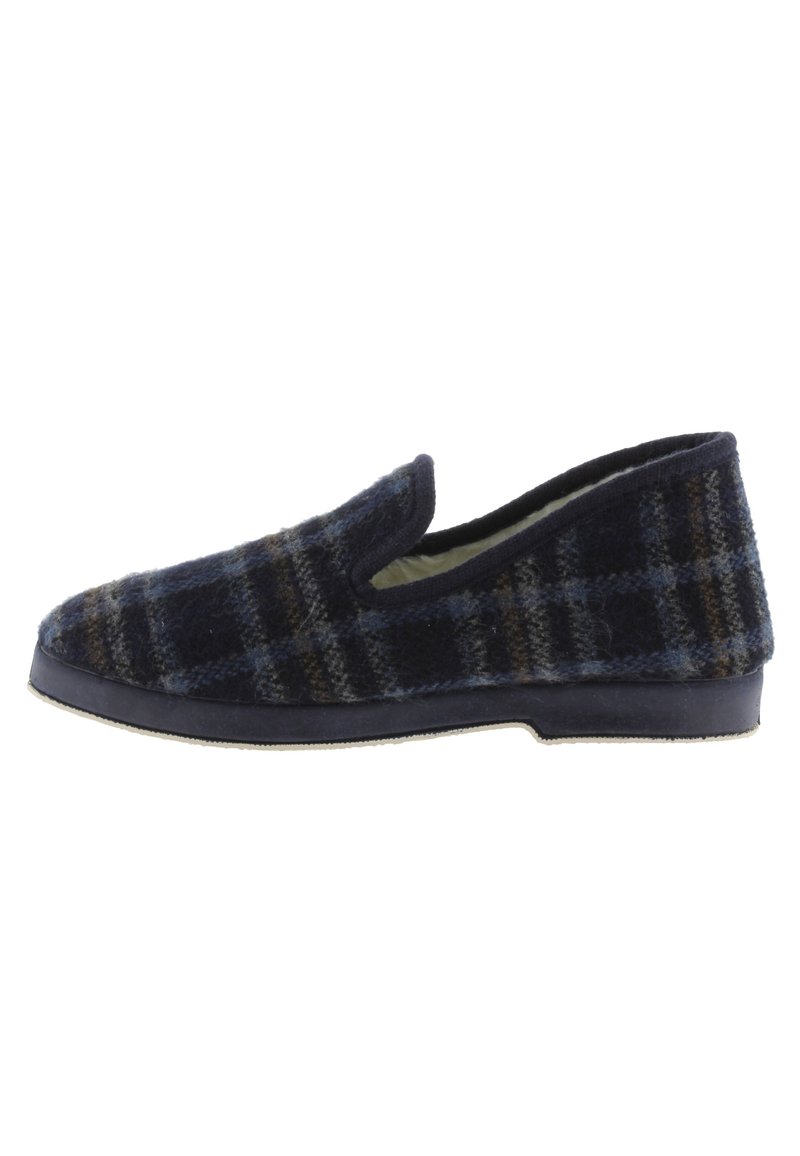 Zapatilla de lana de tipo slip-on en color marino con un patrón de cuadros en azul, marrón y beige. Punta redondeada y suela de goma oscura. Interior suave.