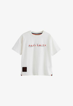 Balta medvilninė marškinėlių su trumpomis rankovėmis, kuriuose užrašas "Paul Smith" įvairiomis spalvomis, ir juodas kvadratinis logotipo pleistras apatinėje pusėje.
