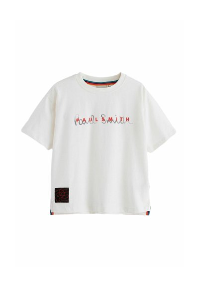 Bílý bavlněný tričko s nápisem "Paul Smith" v různých barvách, krátké rukávy a černým čtvercovým logem na dolní straně.