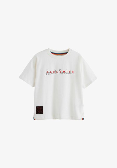 Bílý bavlněný tričko s nápisem "Paul Smith" v různých barvách, krátké rukávy a černým čtvercovým logem na dolní straně.