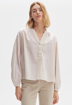 Chemise légère à carreaux avec un col en V, des manches longues et une fermeture à boutons, affichant des couleurs pastel et une coupe décontractée. Texture lisse et tissée.