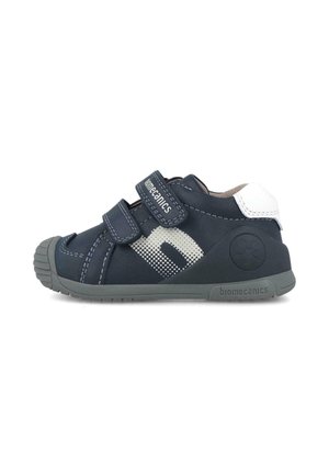 Scarpa per bambini blu navy con due cinturini a strappo, design perforato, suola in gomma grigia e dettaglio bianco sul tallone.