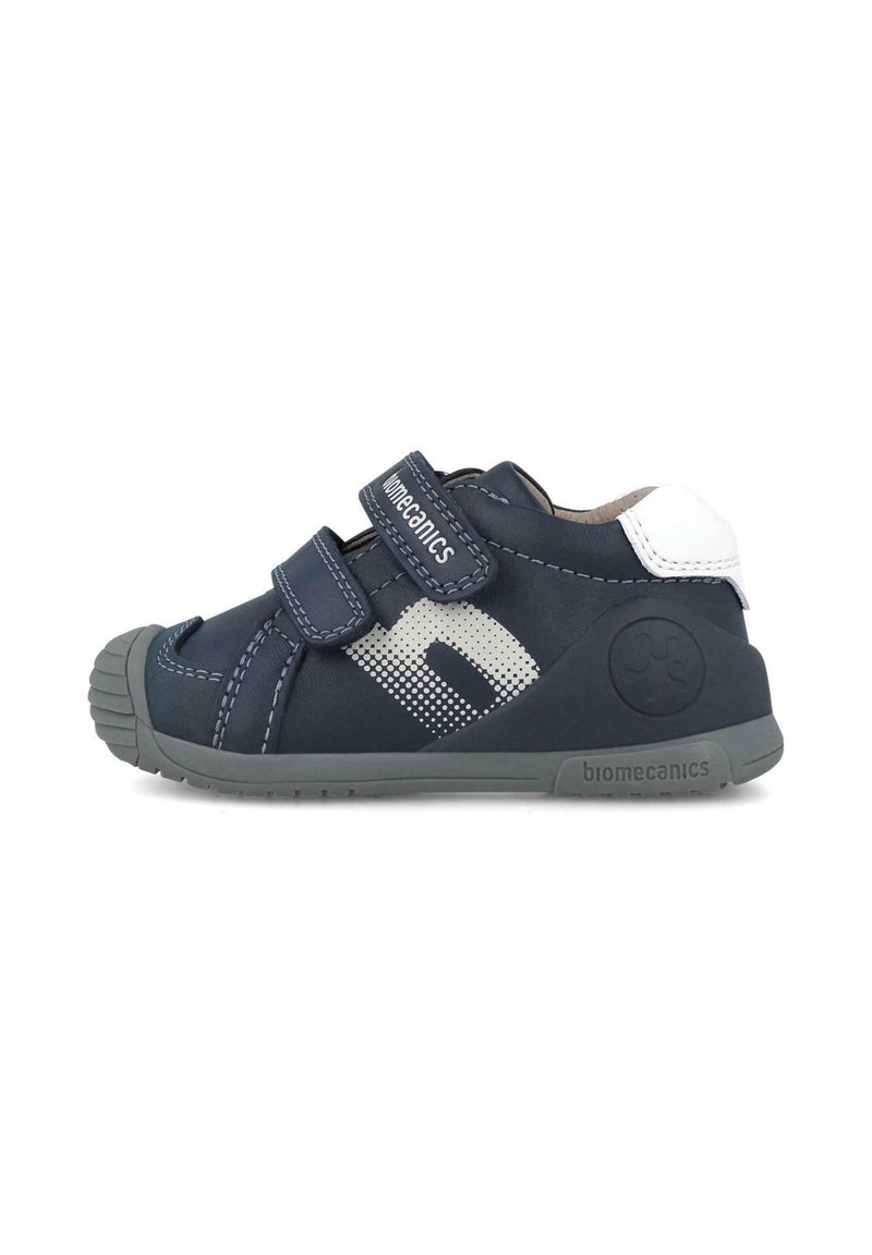 Scarpa per bambini blu navy con due cinturini a strappo, design perforato, suola in gomma grigia e dettaglio bianco sul tallone.