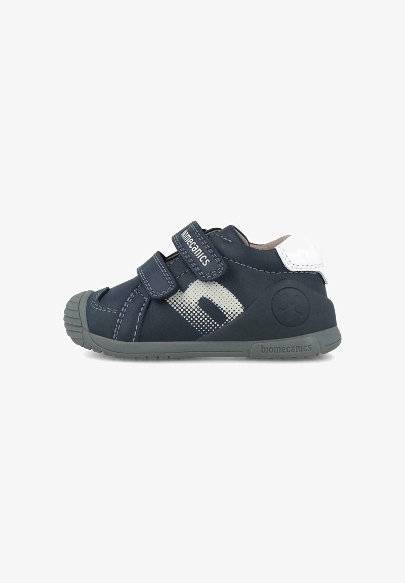 Scarpa per bambini blu navy con due cinturini a strappo, design perforato, suola in gomma grigia e dettaglio bianco sul tallone.
