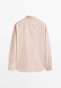 Chemise rose clair à manches longues avec de fines rayures blanches verticales, poignets à boutons et col standard, vue de dos.