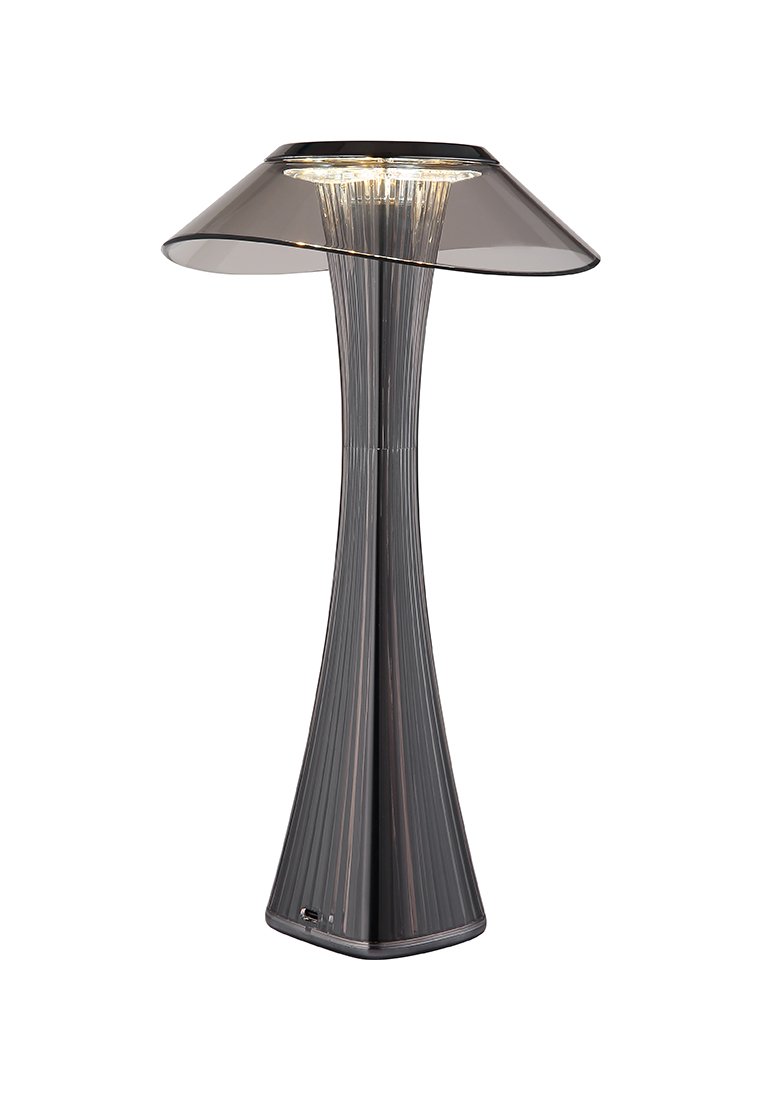 Černá, žebrovaná základna lampy s širokým, průsvitným stínidlem. Hladký povrch, moderní design a integrované LED světlo. Kompaktní a elegantní.