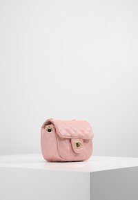 Prošívaná růžová kožená kabelka přes rameno s klopou a zlatými kovovými detaily. Kompaktní obdélníkový tvar s strukturovaným povrchem.