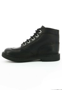 Botte de cheville en cuir noir avec un bout rond, six �œillets en métal pour les lacets, un design cousu le long des coutures et un talon bas en caoutchouc.