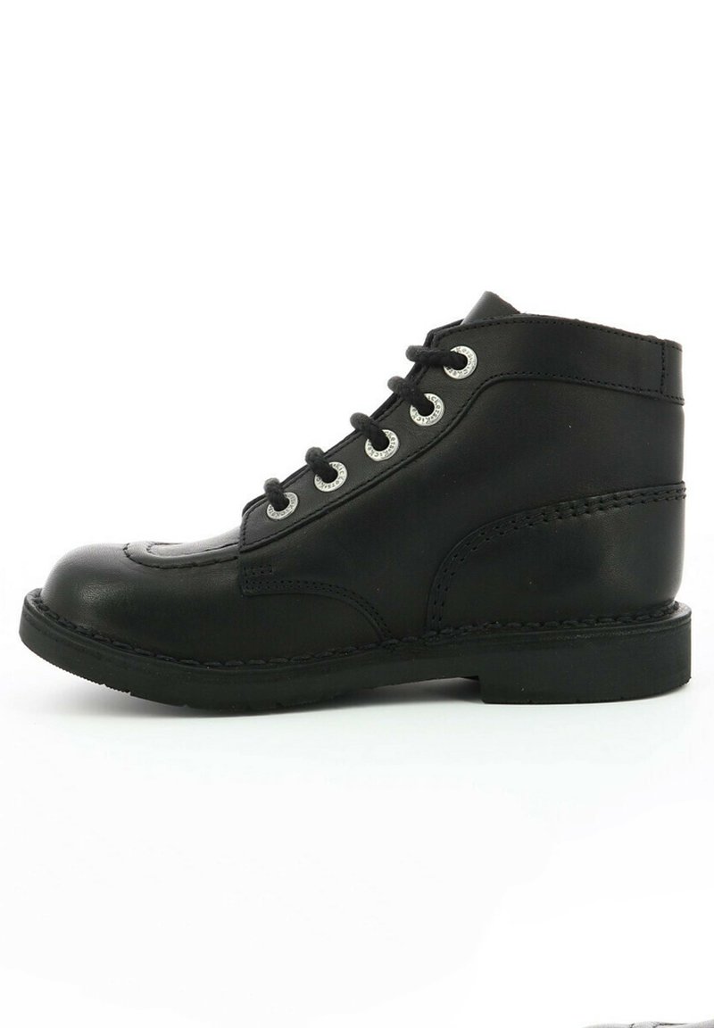 Botte de cheville en cuir noir avec un bout rond, six œillets en métal pour les lacets, un design cousu le long des coutures et un talon bas en caoutchouc.