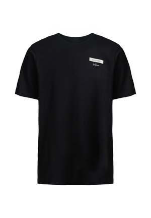 Schwarzes T-Shirt mit kurzen Ärmeln und Rundhalsausschnitt, mit kleinem weißen Etikett und dem Schriftzug "Alessandro Milano" auf der oberen linken Brust.