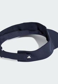Granatowy materiałowy daszek z szerokim brzegiem i regulowanym paskiem na rzep, z małym białym logo Adidas po boku.