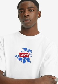 Levi's® VINTAGE FIT GRAPHIC - T-shirts print - lse batwing badge fl