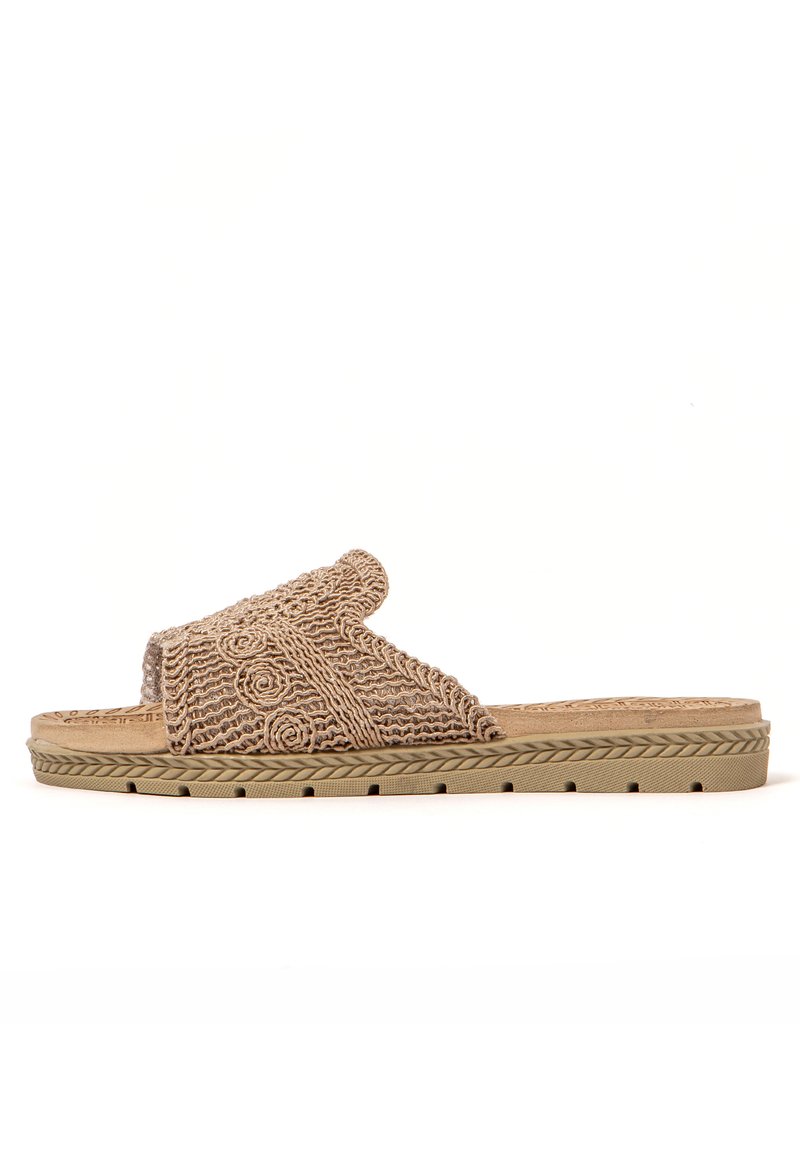 Sandalias de slide tejidas en color beige con una parte superior texturizada que presenta patrones en espiral, y una suela plana de goma beige con un acento trenzado.