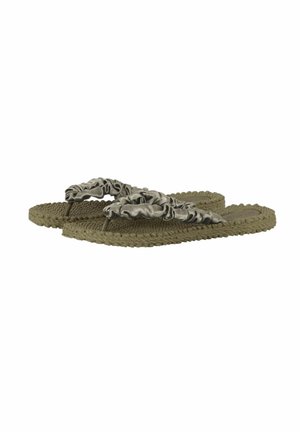 Para oliwkowo zielonych, plecionych, płaskich sandałów z marszczonymi, satynowymi paskami na palce i designem typu thong.