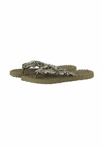 Chanclas de color verde oliva con una suela tejida y texturizada, y suaves tiras de tela arrugadas en tono gris. Diseño simple sin hardware adicional.