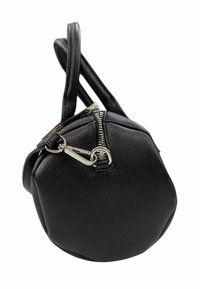 Borsa a mano in pelle nera con texture, forma arrotondata, zip argentata e gancio argentato attaccato su sfondo bianco.