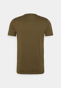 Ein einfarbiges olivgrünes T-Shirt mit kurzen Ärmeln, von hinten auf einem weißen Hintergrund gezeigt.