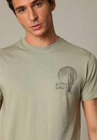 DEELUXE SAFARSUN - T-shirt imprimé - Light Khaki