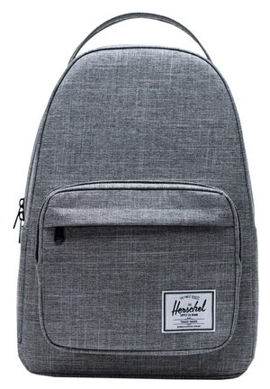 Grijze stoffen rugzak met een gladde textuur, afgeronde bovenkant, voorvak met rits en een logo label. Eenvoudig ontwerp met een enkele handgreep bovenop.